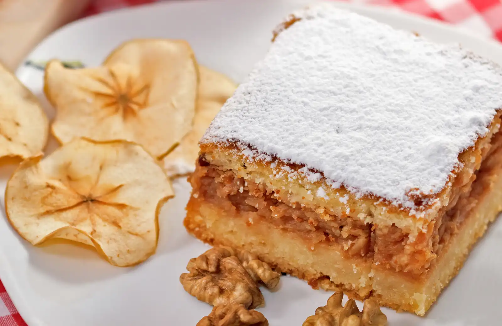 Сладкиш с ябълки и бисквити​