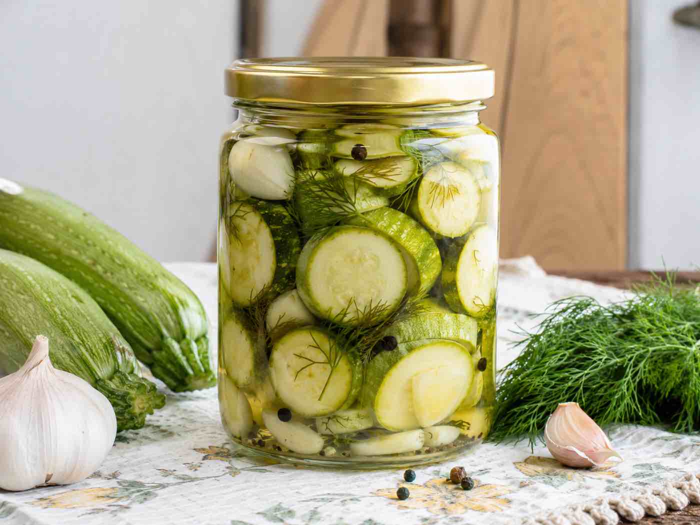 Мариновани тиквички в буркани