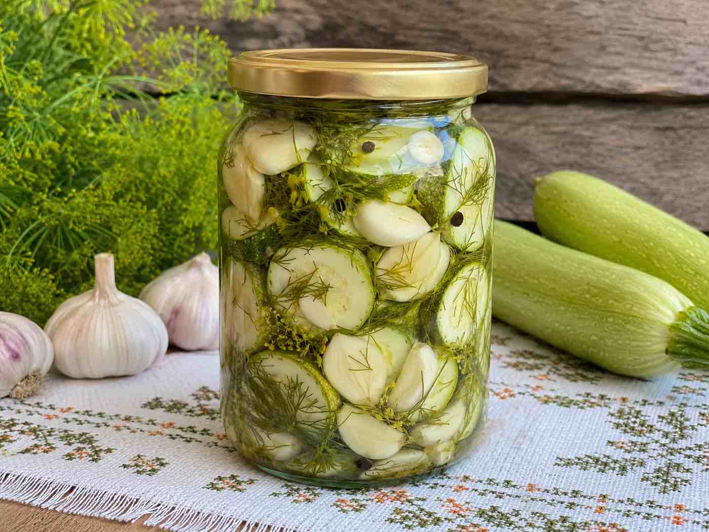 Тиквички в буркани с чесън и копър